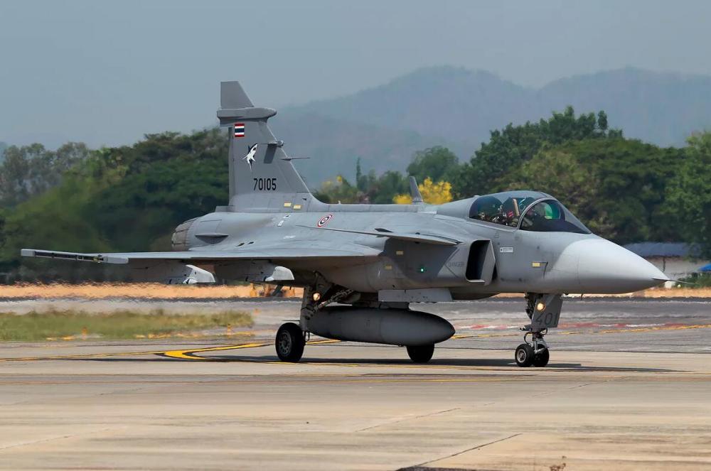 中国歼10战斗机大胜泰国鹰狮,鸭式技术超越老