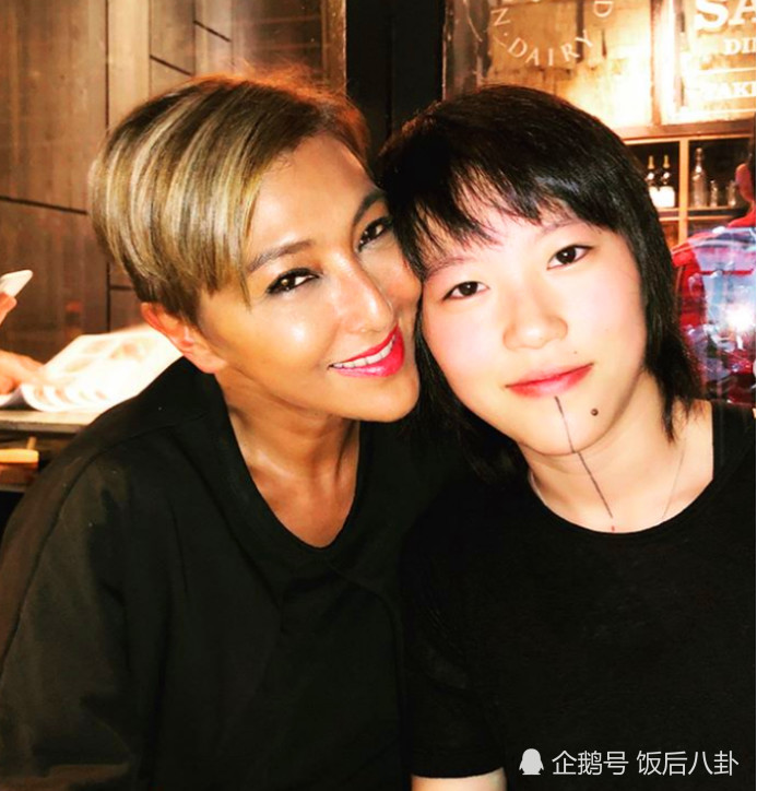 窦靖童胖了！与闺蜜合影格外亲密，两人关系好到能吸吮对方脚趾