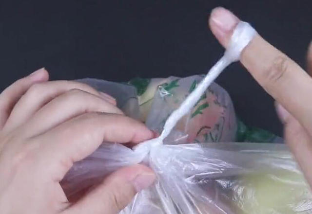 塑料袋死结难解开?教你一招,不用剪不用撕,5秒钟轻松