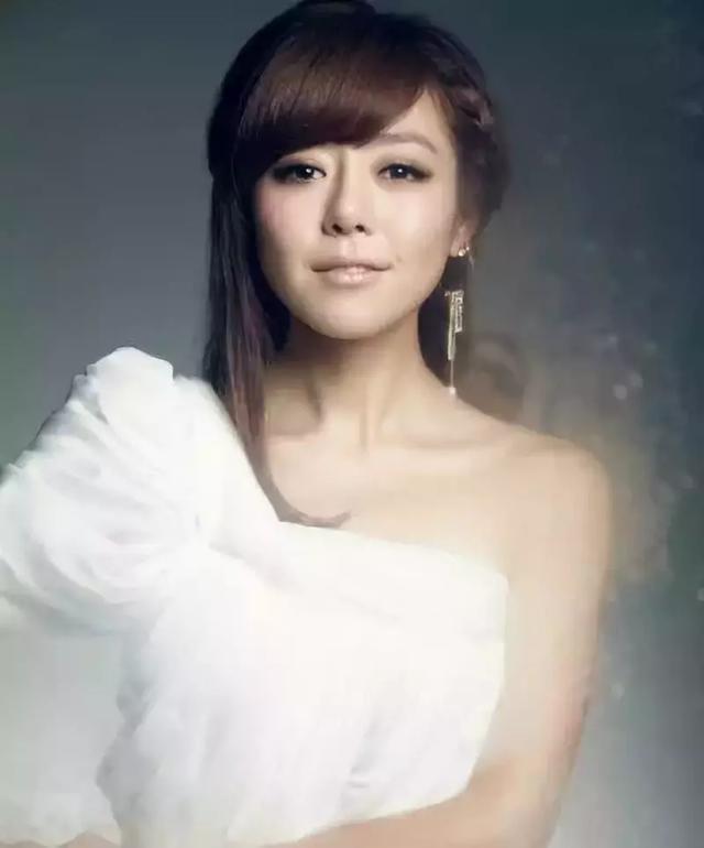 同为超女冠军的李宇春与安又琪，一个成国际巨星，一人却已认不出