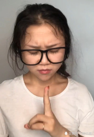 化妆高手学抖音变身,上一秒乖乖女下一秒黑化 网友:太酷了