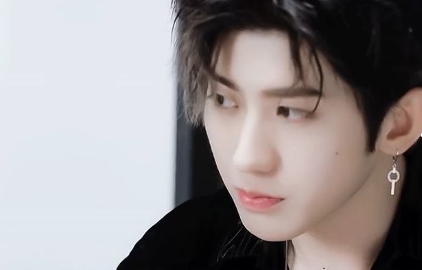 继王俊凯的腰杨洋的翘臀后,蔡徐坤的乖巧背影