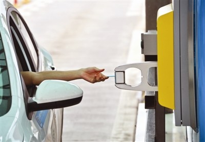 成灌高速收费站惊现机械臂自动发卡机 取代人