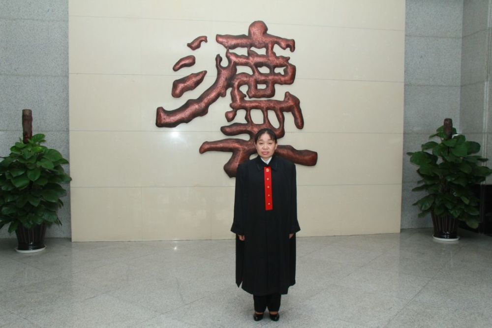 发了新制服 奚玲拍了照片留念 经历许许多多案件 见过形形色色的当事