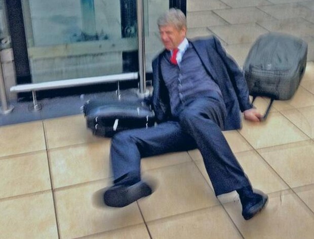 帅尴尬摔跤路人围观 网友调侃:越来越像温格 预