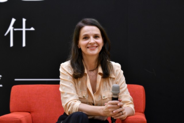 朱丽叶·比诺什用15首歌，向法国“香颂女王”芭芭拉致敬