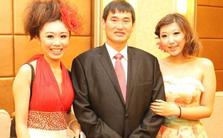 朱之文公众场合脱鞋袜,于文华无奈尴尬转身,网友:太没教养了