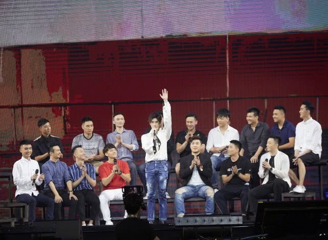 娱乐早报| 大S三姐妹合体为妈妈庆生 钟嘉欣产