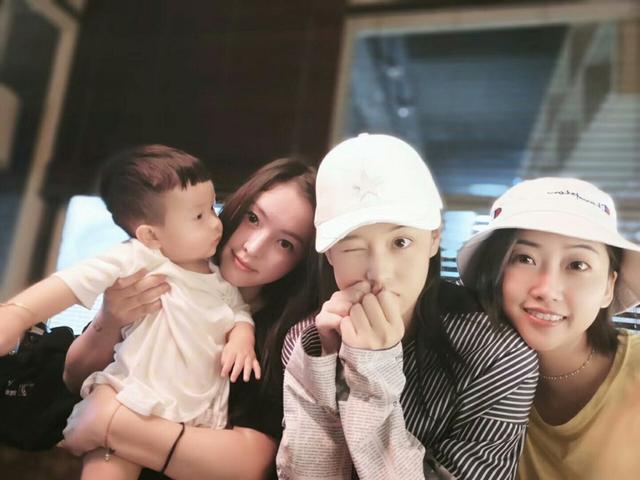 张馨予和好友聚会，素颜仙气十足，怀抱萌娃母爱满满