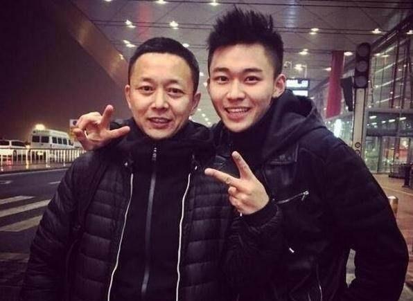 刘奕君晒女儿抄经文照片,小姑娘拿毛笔的姿势