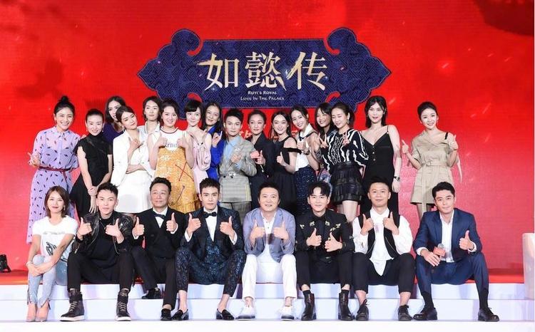 《如懿传》全体演员同框，周迅大方美丽，网友：腿上是打了高光吗