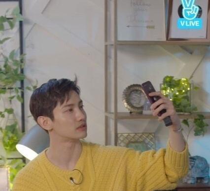 追星扛把子EXO金珉锡不仅去看偶像演唱会，就连衣服都是同款！