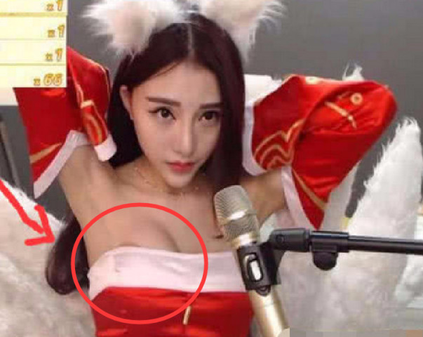 女主播直播扮lol女英雄,上衣不慎滑落走光,十几万人