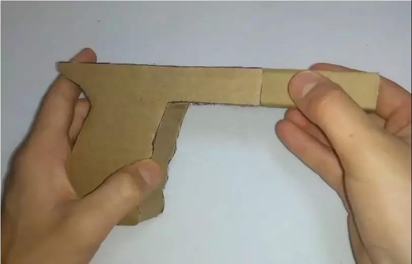 这些手工大神用纸皮箱做出能发射的手枪,用大米做能切
