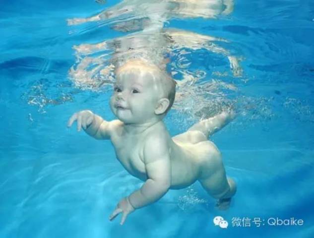 妈妈将18个月儿子推下水,宝宝的反应让所有人