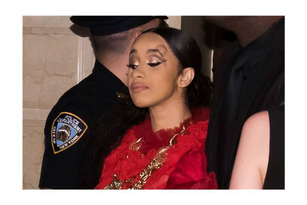 纽约时装周派对很刺激！“麻辣鸡”与Cardi B脱鞋互殴
