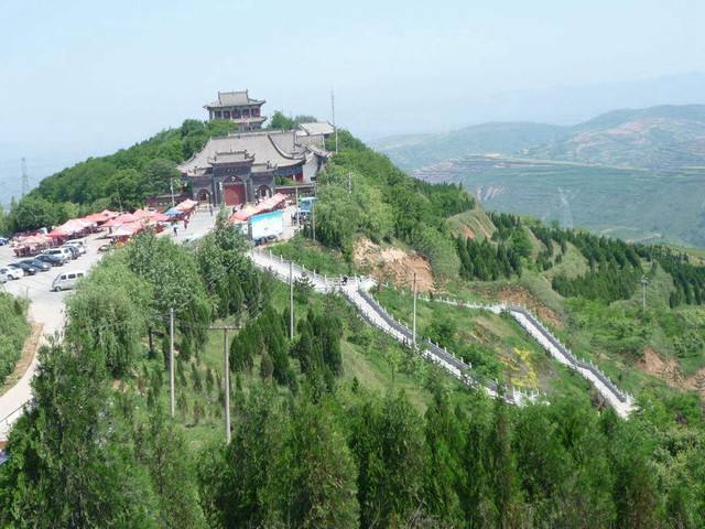 即凤翔县城西30里之灵鹫山,以先秦穆公狩猎于此遇见灵鹫鸟而始名,简称