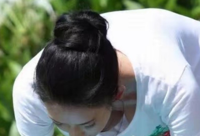 林志玲宽松衣服做瑜伽,弯腰被拍春色,网友谴责摄像师