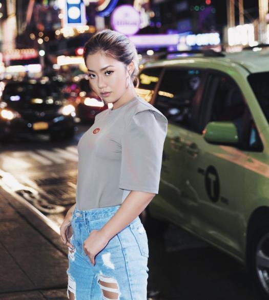 王菊T台走秀,换了眼妆形同路人