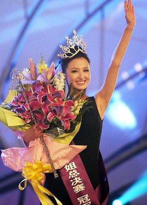 她是环球小姐冠军，《神话》饰演虞姬走红，与老公合照让人心疼！