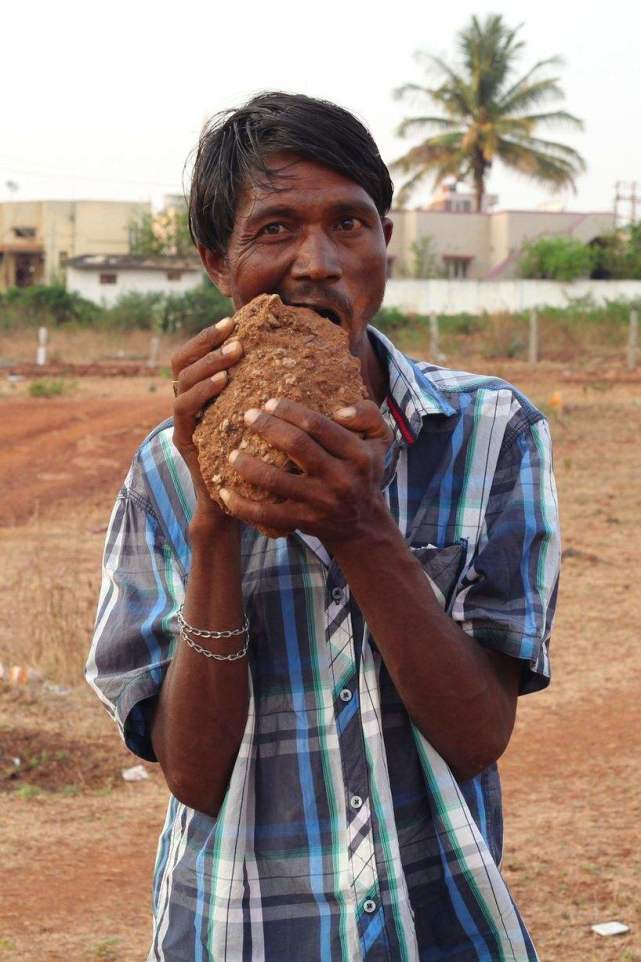 印度异食癖男子吃砖头上瘾