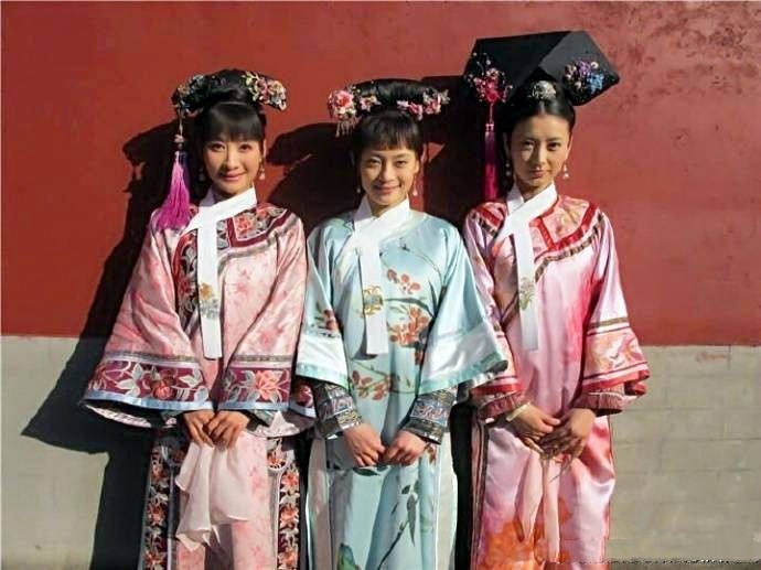 “安陵容”陪女儿玩耍，小核桃大眼睛可爱十足！