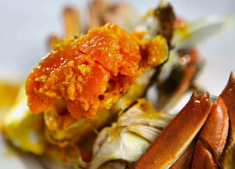 母蟹蟹黄美香飘,口感极佳,蟹肉饱满,其鲜香的特点胜过其它品种的螃蟹