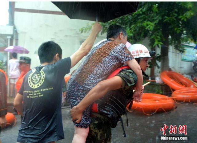 四川泸州遭暴雨袭击 消防官兵抗洪抢险