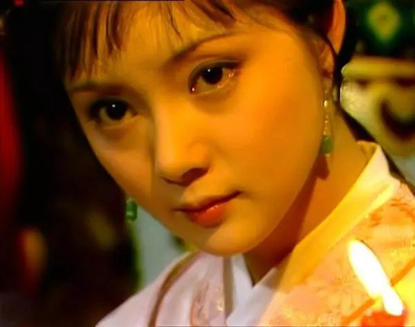 《红楼梦》里薛宝钗在贾元春省亲的盛大场面里,可圈可