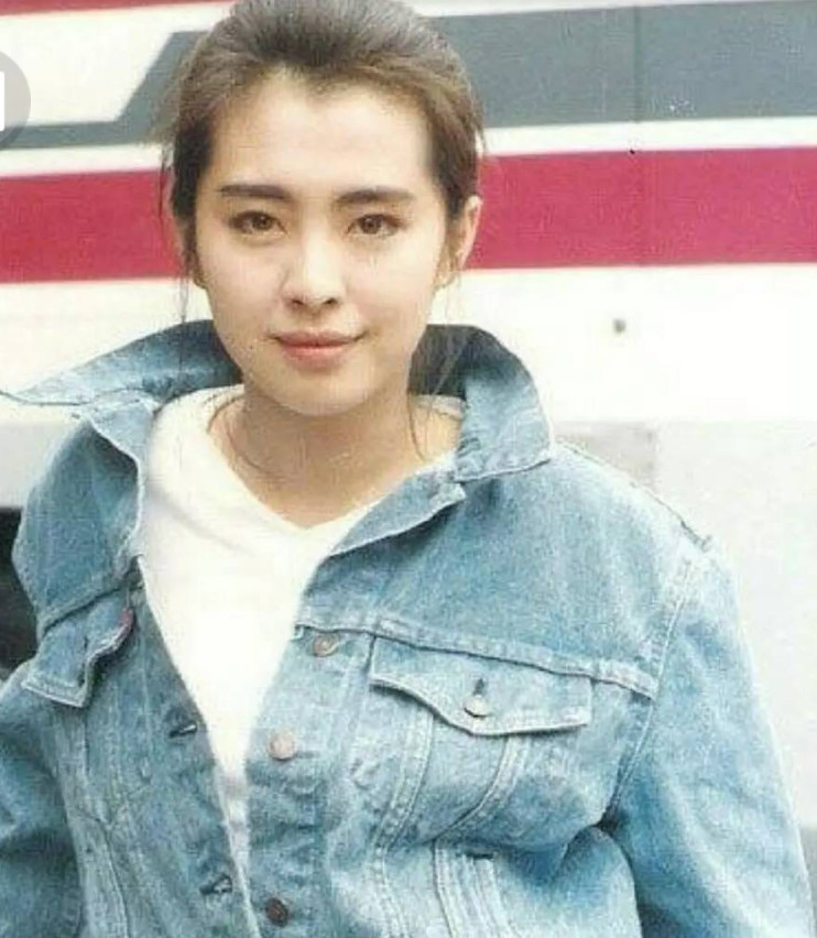 王祖贤国外吃火锅被偶遇,上身臃肿,网友:虽发福