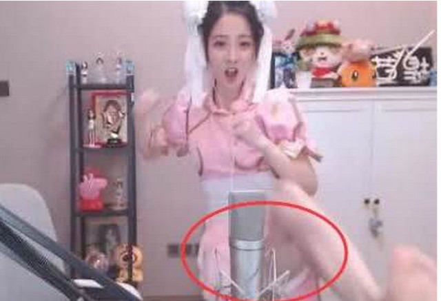 冯提莫穿"游戏服"直播,大胆抬腿露脚丫,被粉丝全部看光光!