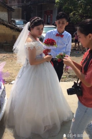 抖音"最美伴娘"惹火,比新娘子还风光,网友:新郎表情亮