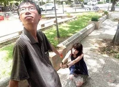 看看女汉子怎么壁咚,帅哥好有福气啊