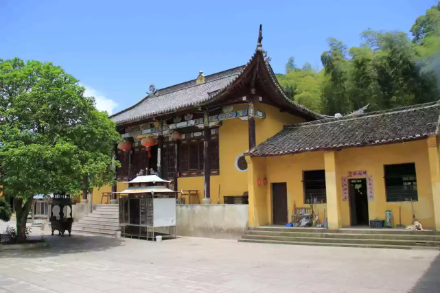 据当家老僧介绍,灵泉寺建立于隋朝,是宁海最早的寺庙之一,也是普陀山