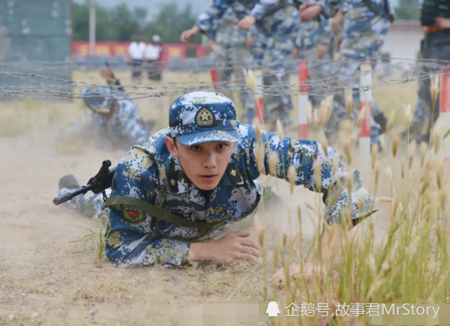 吴磊军训表现突出进标兵班,泥地匍匐皮肤晒的