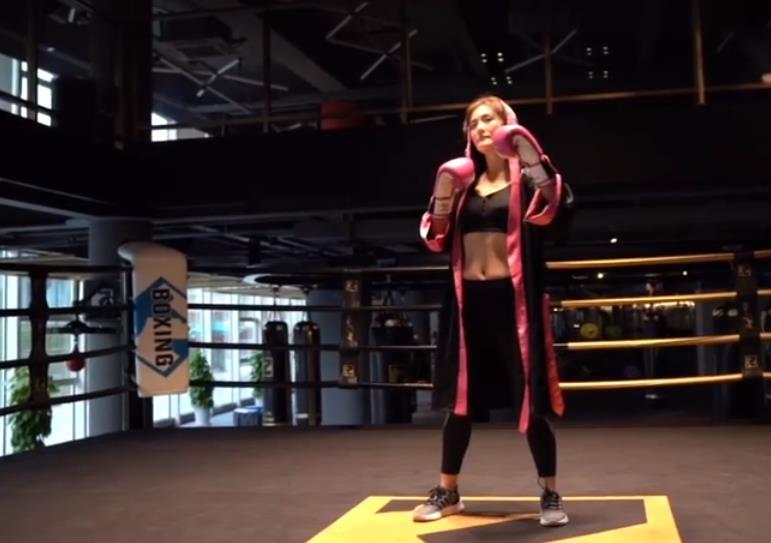 谢娜晒马甲线独家视频不忘记秀恩爱,自称拳击