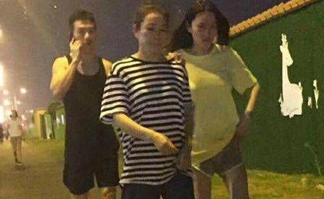 张馨予穿裤衩陪妈妈何捷散步,没滤镜老10岁,网