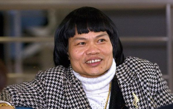 他是《喜剧之王》极品丑男，曾遭妻子抛弃险破产，如今身价已上亿