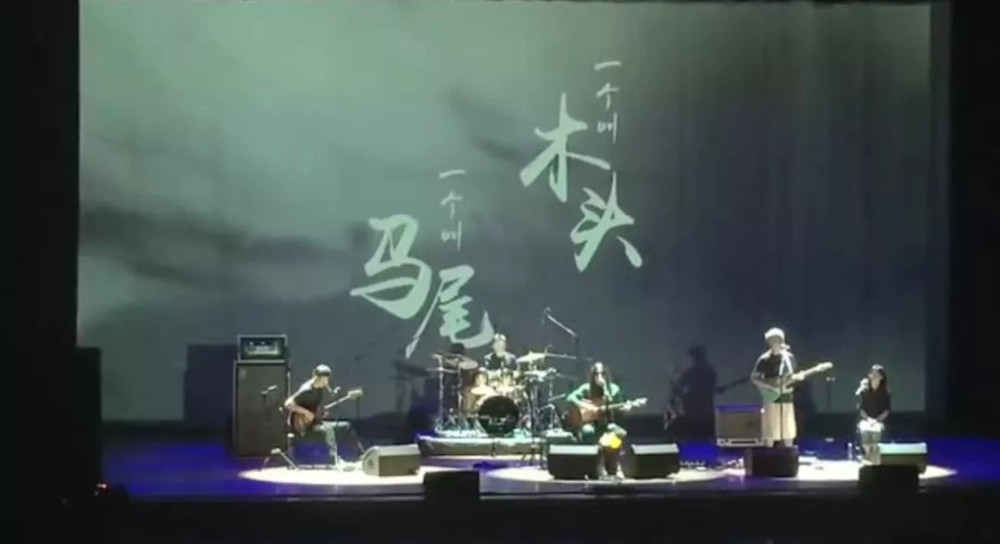 这首歌里，海子的生命在延续