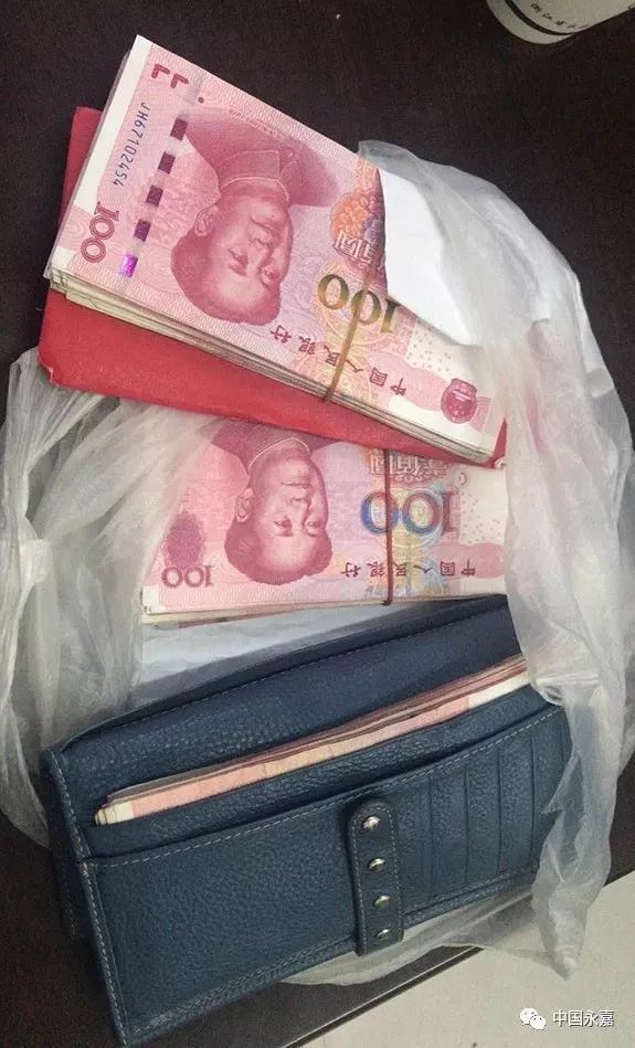 温州一阿姨丢了两万现金浑然不知情 他们齐心协力找