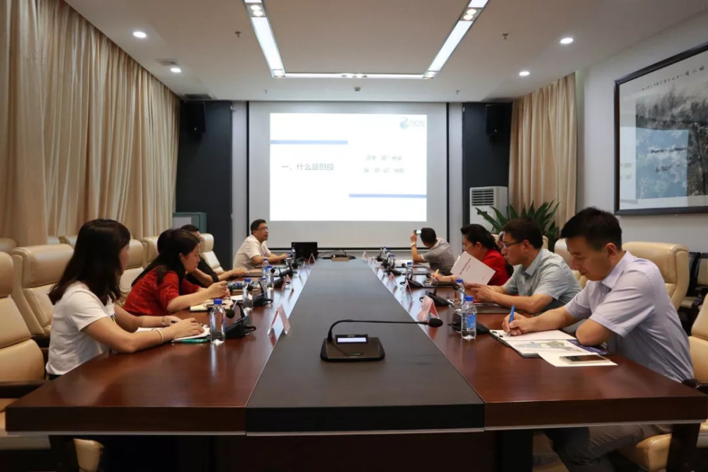 在创投小镇行政总裁孙海峰的陪同下,房正纶区长一行乘