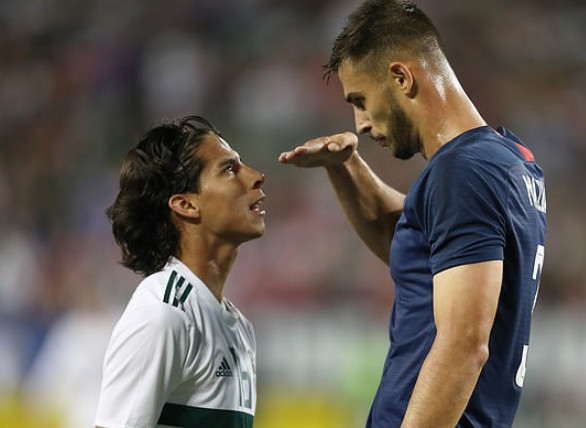 头撞胸!美国球员连做五次比身高手势嘲讽对手