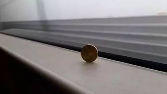 京沪高铁惊呆外国小伙:竖硬币9分钟不倒