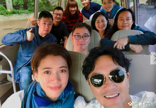 47岁袁咏仪怀二胎?与张智霖出游捧大肚搞怪