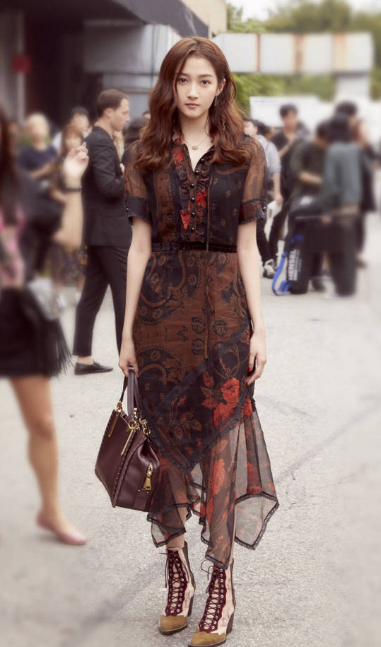 关晓彤纽约时装周衣品开挂,照片却被修成2米8