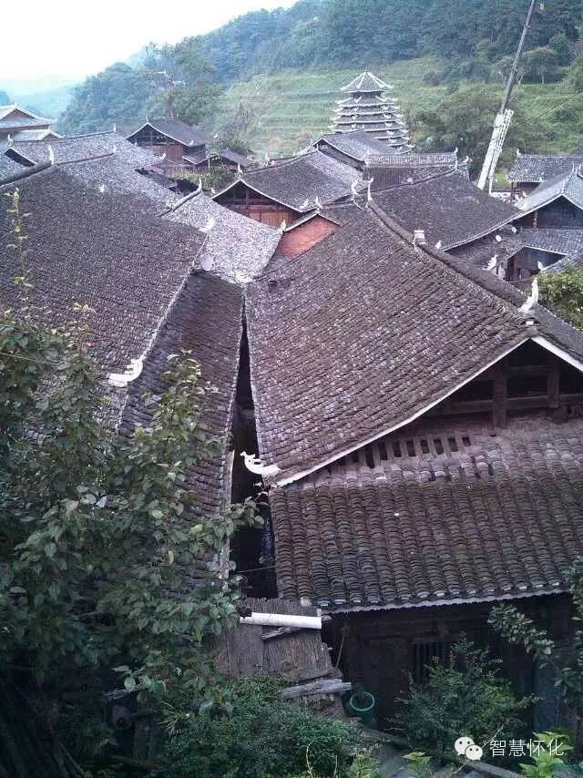 文/姚筱琼 1 很难相信,走进靖州寨牙乡岩脚村会在村口看到大型led