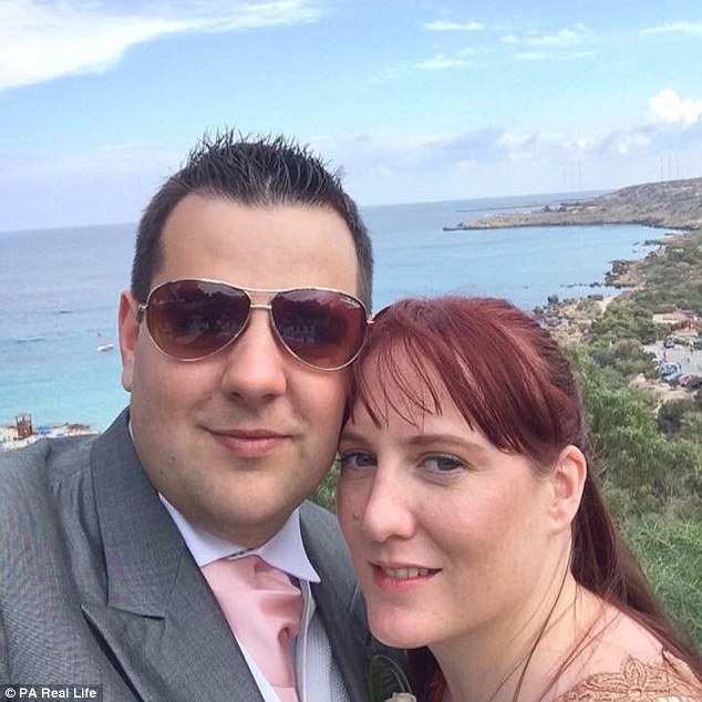 英国女子戴着隐形眼镜去游泳,差一点瞎了