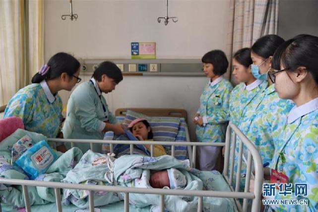 8月29日,新桥医院妇产科病房,护士们在查房. (来自:新华网)