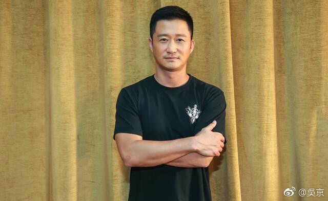 吴京因旧伤动手术，躺病床上比剪刀手，调侃每生一个孩子都挨一刀 - 3