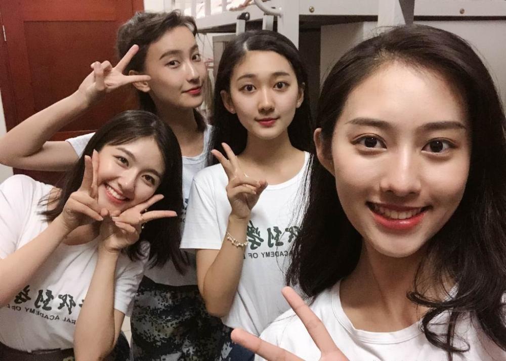 中戏新生李兰迪与室友的寝室合照曝光,颜值爆